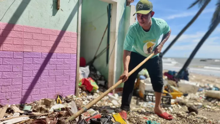 Ông Thảo dọn dẹp đống rác khổng lồ trong nhà.