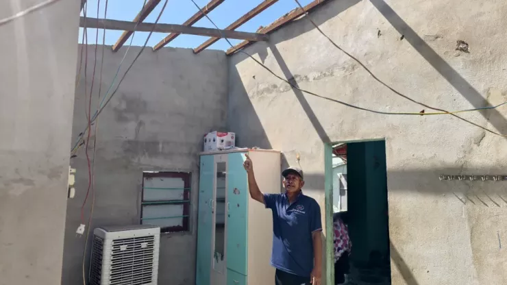 Căn nhà của ông Mai tan hoang sau bão.