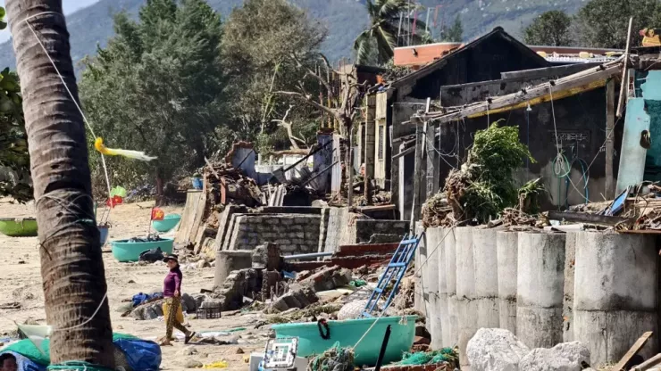 Hơn 40 căn nhà bị hư hại nghiêm trọng.