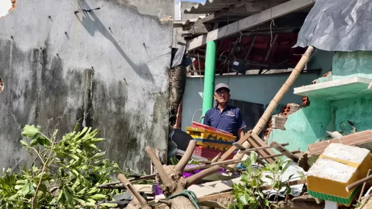 Ông Trần Đình Mai trở về nhà sau khi tránh trú bão, bất lực nhìn căn nhà đổ sập.