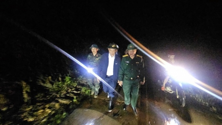 Phó Bí thư Tỉnh ủy, Chủ tịch UBND tỉnh Lâm Đồng Hồ Văn Mười kiểm tra hiện trường trong đêm.