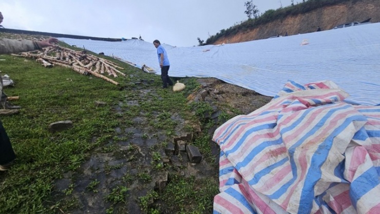 Cơ quan chức năng dùng bạt phủ kín khu vực xảy ra sự cố ngăn không cho nước mưa chảy vào.