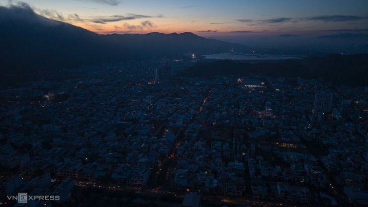 Đêm đầu sau bão không điện ở trung tâm Quy Nhơn - 1