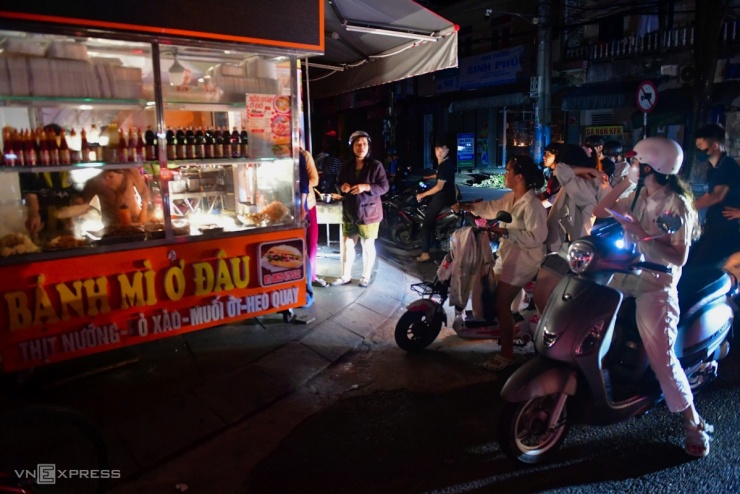 Đêm đầu sau bão không điện ở trung tâm Quy Nhơn - 4