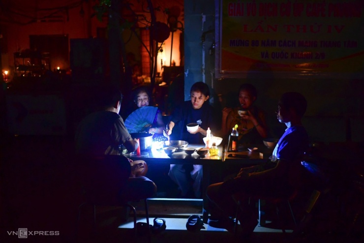 Đêm đầu sau bão không điện ở trung tâm Quy Nhơn - 7