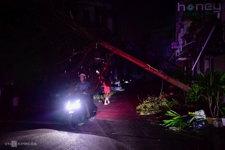 Đêm đầu sau bão không điện ở trung tâm Quy Nhơn - 12