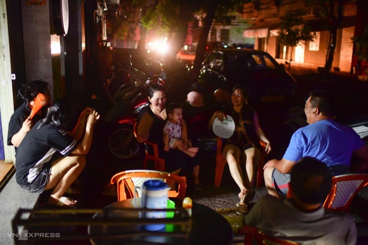 Đêm đầu sau bão không điện ở trung tâm Quy Nhơn - 10