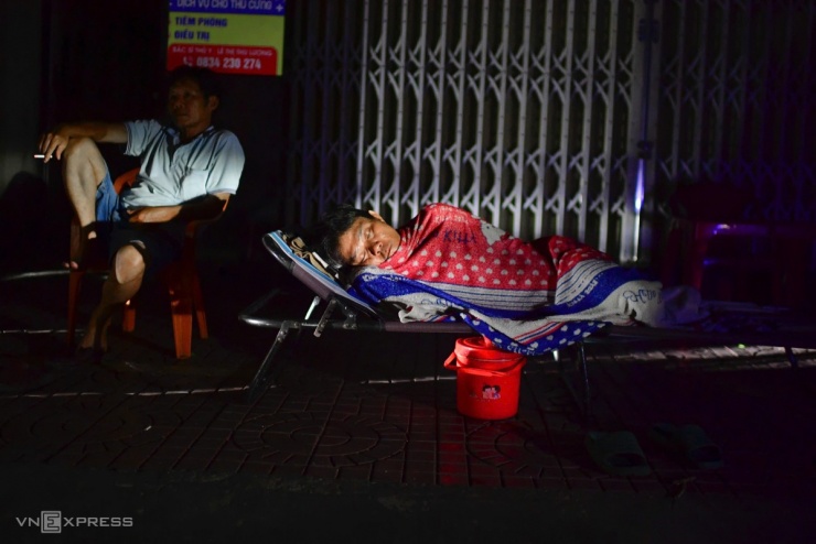 Đêm đầu sau bão không điện ở trung tâm Quy Nhơn - 11