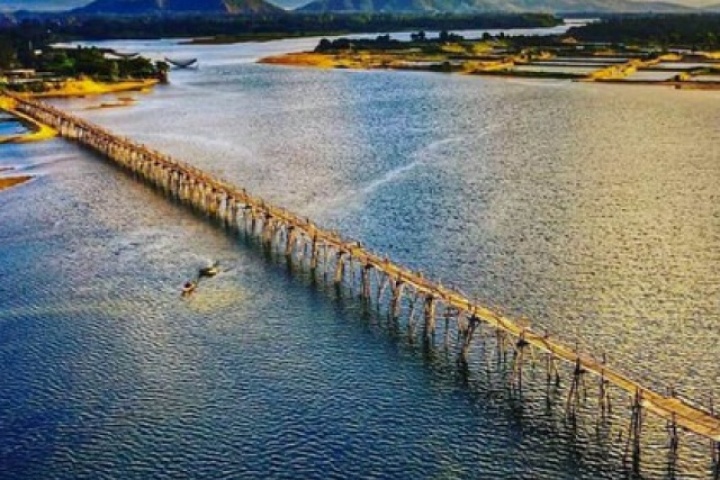 Cầu gỗ Ông Cọp "biến mất" sau bão số 13