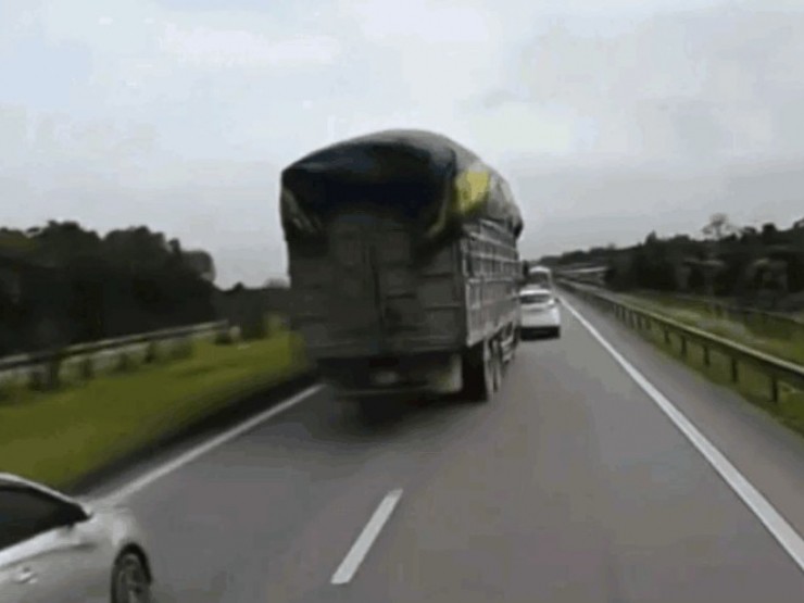 Khoảnh khắc xe tải tông trúng hàng loạt phương tiện trên cao tốc Hà Nội - Thái Nguyên