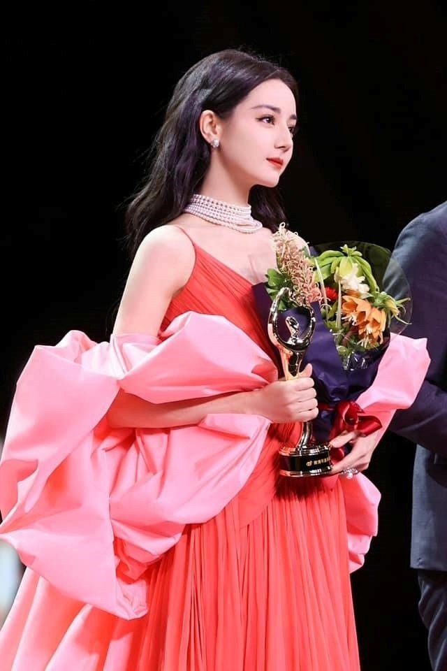 Địch Lệ Nhiệt Ba biến hóa đa dạng trên thảm đỏ. Nhiều nghệ sĩ không muốn xuất hiện bên cạnh cô vì sợ bị lu mờ.