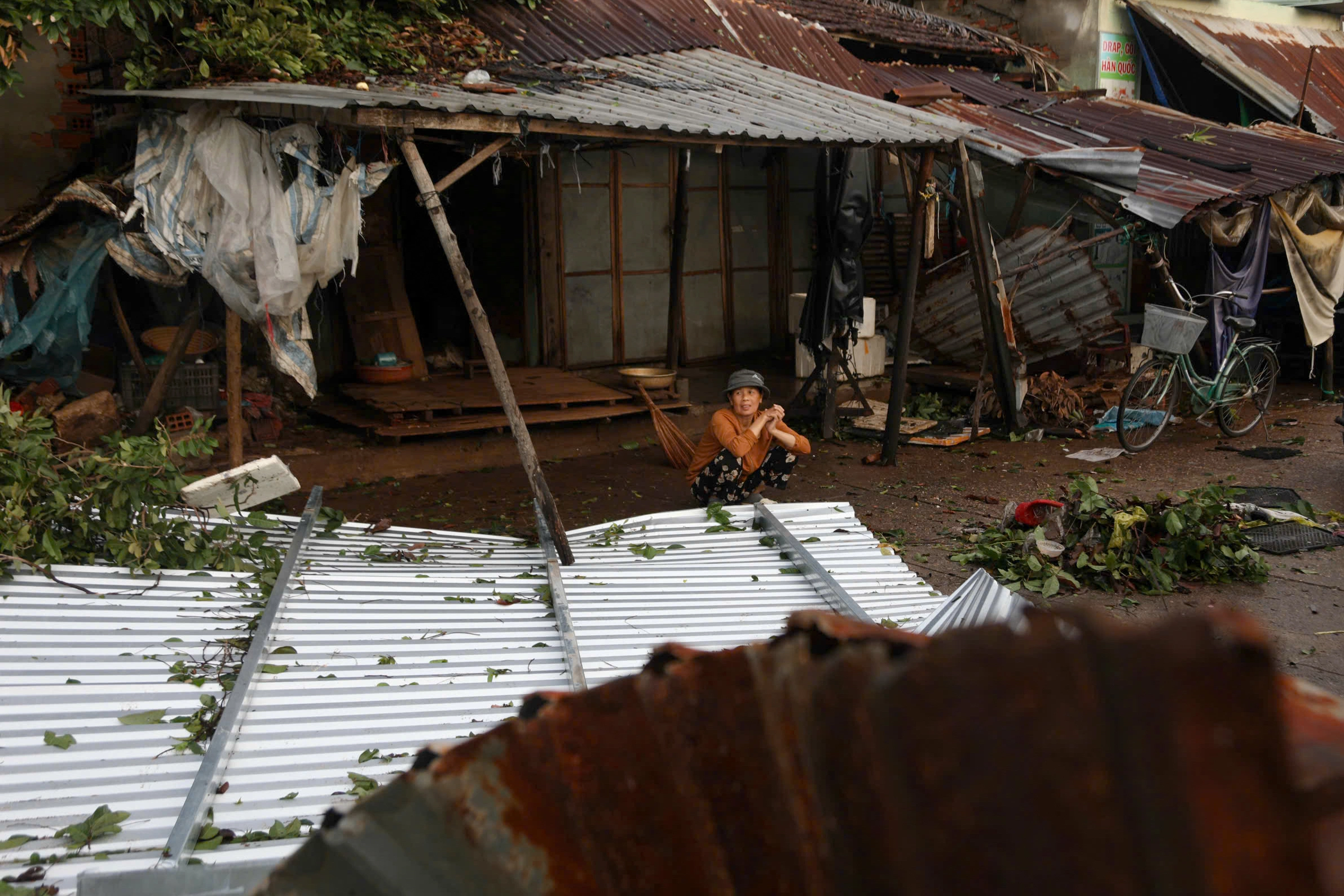 Chợ, nhà máy, đường phố tan hoang sau bão Kalmaegi - 5