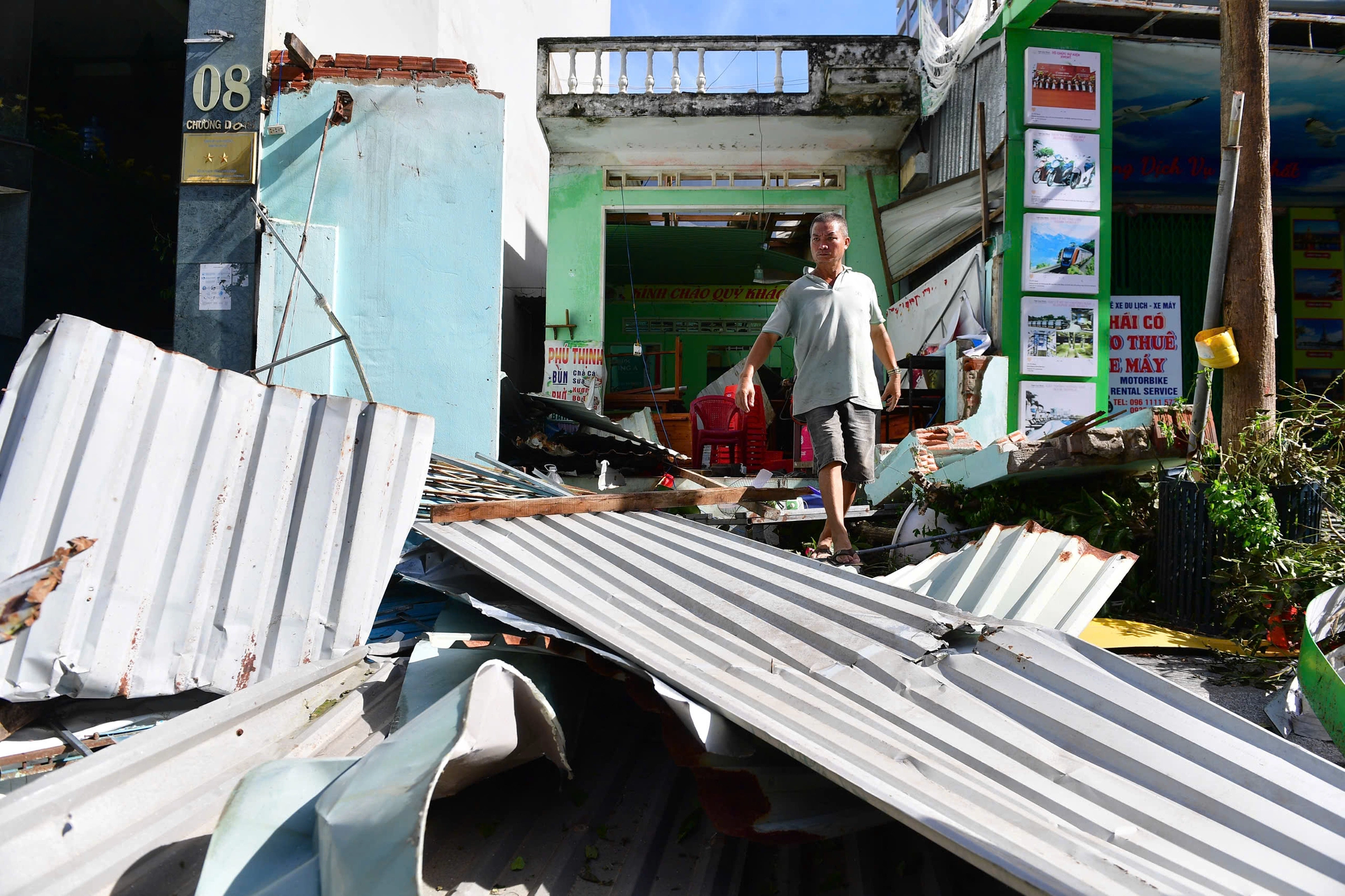 Trung tâm Quy Nhơn ngổn ngang sau bão - 8