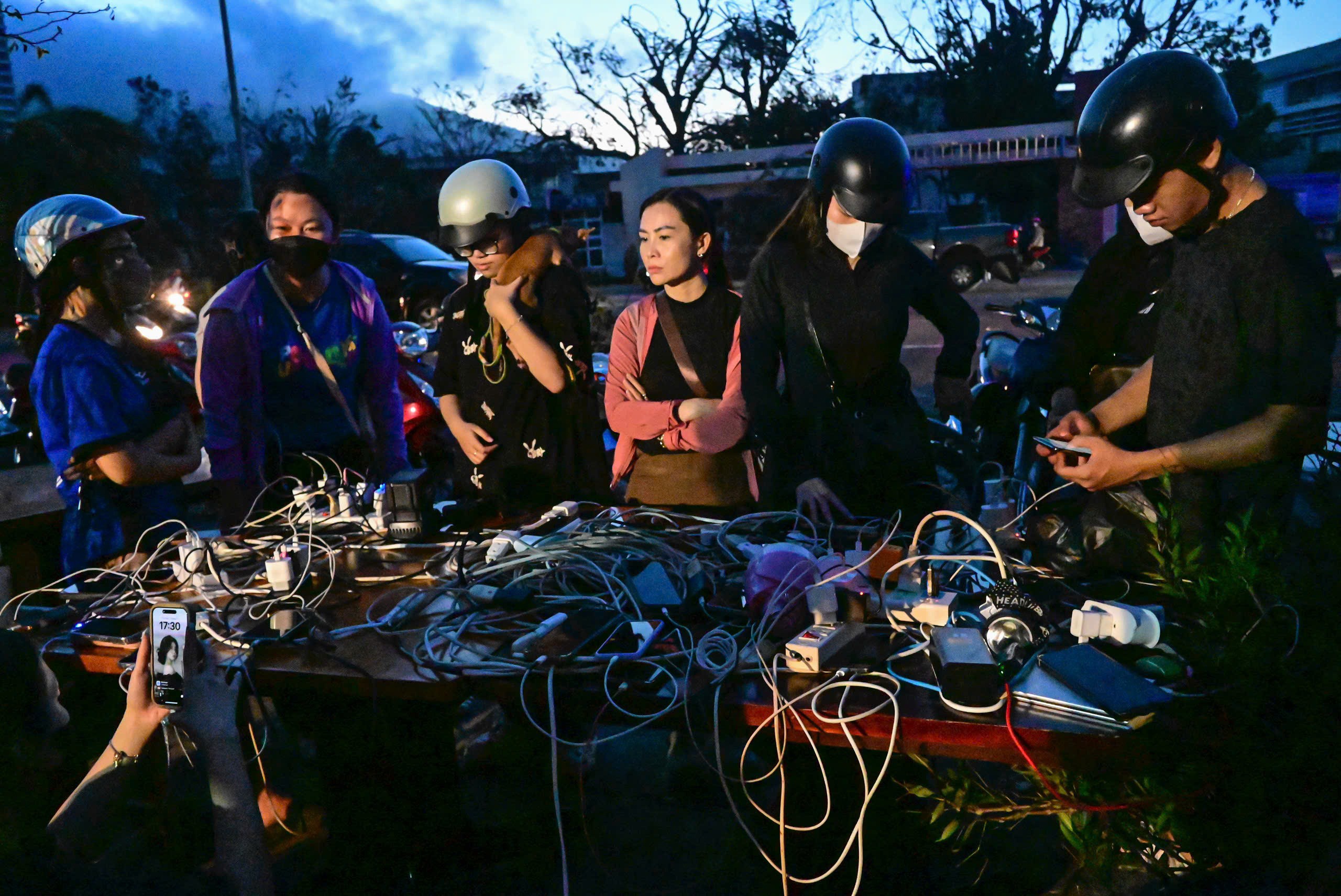 Đêm đầu sau bão không điện ở trung tâm Quy Nhơn - 2