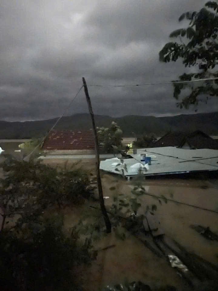 Nước dâng cao khiến một nhà dân gần sông Kỳ Lộ chỉ còn nhô phần mái lên khỏi mặt nước. Ảnh: Người dân cung cấp