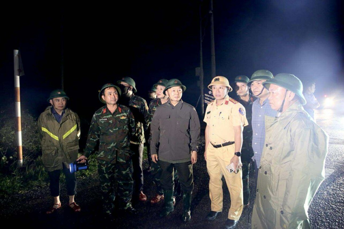 Phó thủ tướng Trần Hồng Hà (đứng giữa) kiểm tra tình hình khắc phục bão ở Quy Nhơn. Ảnh: Minh Khôi