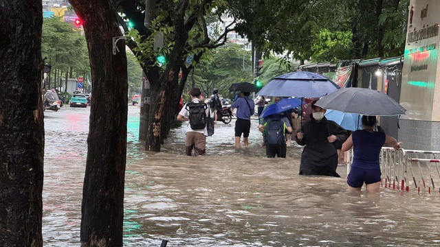 Bão số 13 suy yếu thành vùng áp thấp, miền Trung hứng mưa lớn - 1