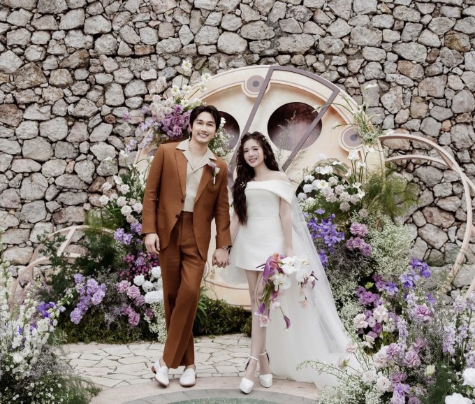 Ở buổi lễ, Đình Tú diện vest màu nâu đất còn Ngọc Huyền mặc váy cưới ngắn, tóc xoăn xù, trang điểm theo phong cách dễ thương. Ảnh: 7799 Wedding Storyteller