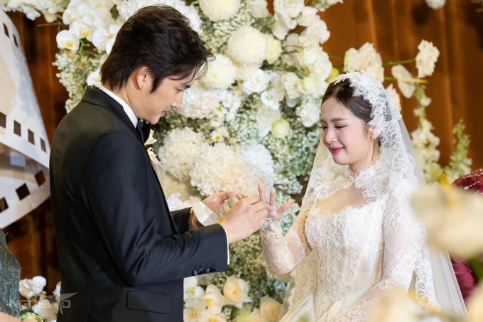 Ngọc Huyền rưng rưng, nhiều lần lau nước mắt trong tiếng vỗ tay của mọi người, đặc biệt là khi được Đình Tú trao nhẫn cưới.