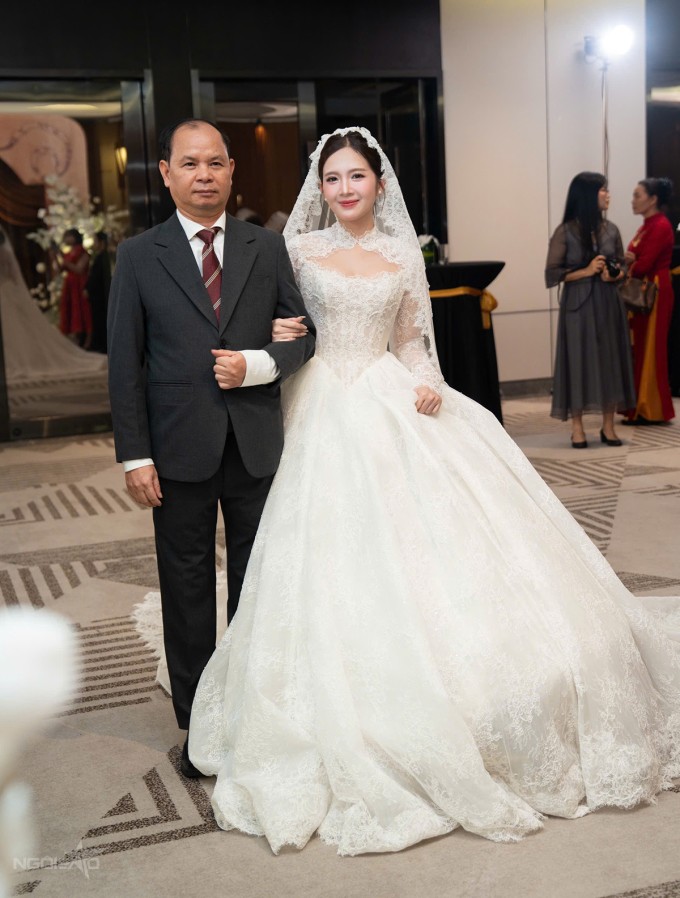 Sau lễ Vow ở ngoài trời, tiệc cưới chính của Đình Tú - Ngọc Huyền được chuyển vào không gian trong nhà tại một khách sạn 5 sao ở Hồ Tây. Cô dâu diện váy ren trắng do nhà thiết kế Trà Linh thực hiện riêng, được bố đưa vào lễ đường trao cho chú rể, trên nền ca khúc "Mãi mãi" do Dương Edward thể hiện.