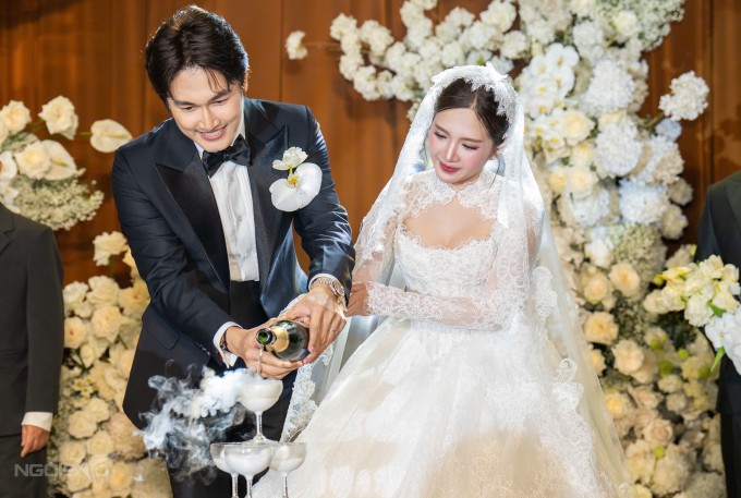 Cặp vợ chồng thực hiện các nghi thức rót rượu, cắt bánh trong tiếng reo hò của bạn bè.