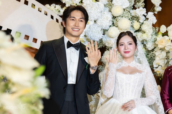 Cặp vợ chồng tự hào khoe nhẫn với các khách mời là gia đình, bạn bè hai bên. Cặp diễn viên gặp nhau lần đầu cách đây ba năm trong một lần thu âm, sau đó cùng tham gia chương trình "Gặp gỡ diễn viên truyền hình" và đóng chung phim "Hãy nói lời yêu" rồi nảy sinh tình cảm. Tuy nhiên, họ luôn nói chỉ là bạn bè mỗi lần được hỏi về tin đồn yêu nhau. Đến tháng 5/2025, cả hai mới công khai chuyện tình cảm.