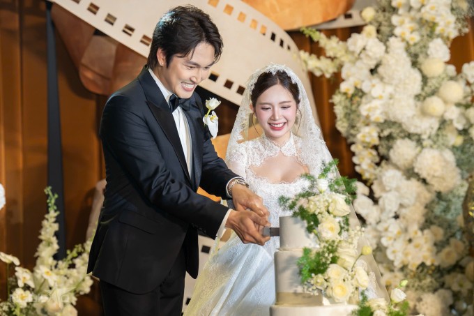 Trong khi đó, Ngọc Huyền bày tỏ Đình Tú là người đàn ông có tất cả những điều cô mong muốn: sự đẹp trai, trưởng thành và thú vị. "Em cảm ơn sự nghiêm túc và dịu dàng của anh trong gần ba năm qua. Cảm ơn sự đồng hành, tin yêu và ủng hộ của anh. Cuối cùng, cảm ơn anh đã chọn em là nhà", cô nói.