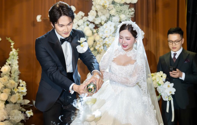 Ở lễ Vow trước đó ít giờ, Đình Tú bày tỏ với vợ: "Anh mong rằng em sẽ mãi giống như biệt danh đặt trong tin nhắn của chúng mình, là "trụ cột tinh thần" để anh dựa vào, cố gắng và tiến tới những ước mơ lớn lao của hai đứa. Anh sẽ làm được, mọi thứ ở ngoài kia hãy để anh lo. Điều anh tự hào nhất là mang lại hạnh phúc cho em. Điều quan trọng nhất với anh chính là cảm xúc của em. Anh yêu em".