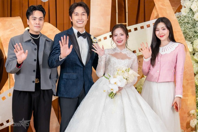 MC Thái Dũng đi cùng diễn viên Quỳnh Kool. Họ cùng Đình Tú từng chơi chung trong một nhóm bạn thân toàn các diễn viên truyền hình phía Bắc.