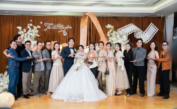 Nhóm đạo diễn, diễn viên của VFC rủ nhau đến cùng lúc, trong đó có Phanh Lee, Huyền Lizzie, Thái Sơn, Ngọc Anh, Quang Anh...