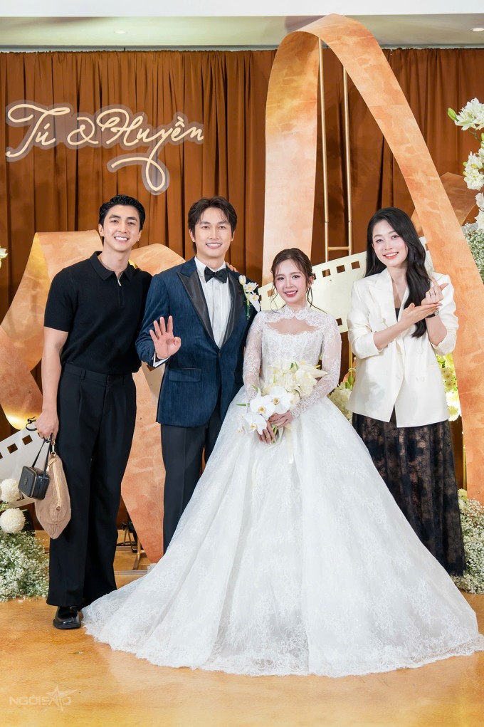 Hàng chục người nổi tiếng, chủ yếu là các diễn viên truyền hình của VFC, cũng có mặt để chúc mừng Ngọc Huyền - Đình Tú. Vợ chồng diễn viên Bình An - á hậu Phương Nga là hai trong số những người xuất hiện sớm nhất.