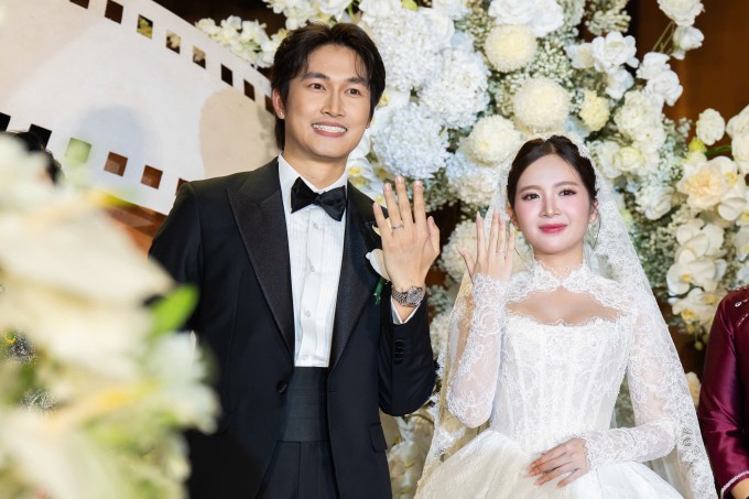 Tiệc cưới của Đình Tú - Ngọc Huyền diễn ra tại một khách sạn 5 sao ở Hà Nội với sự tham gia của hàng trăm khách mời gồm người thân và bạn bè hai bên.