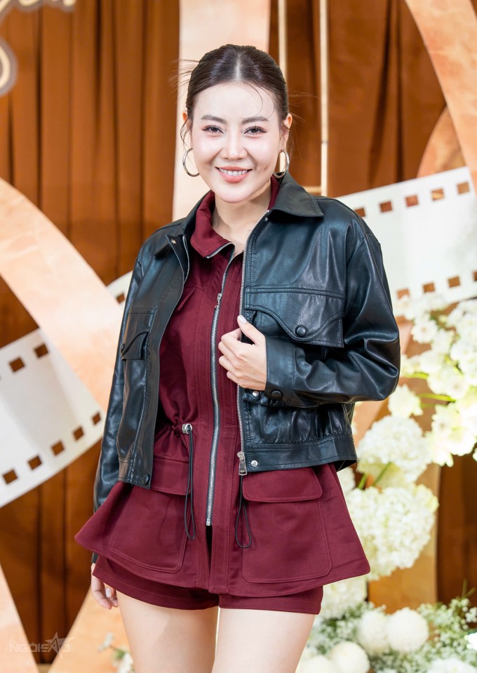 Diễn viên Thanh Hương chọn trang phục khỏe khoắn, năng động dự tiệc.