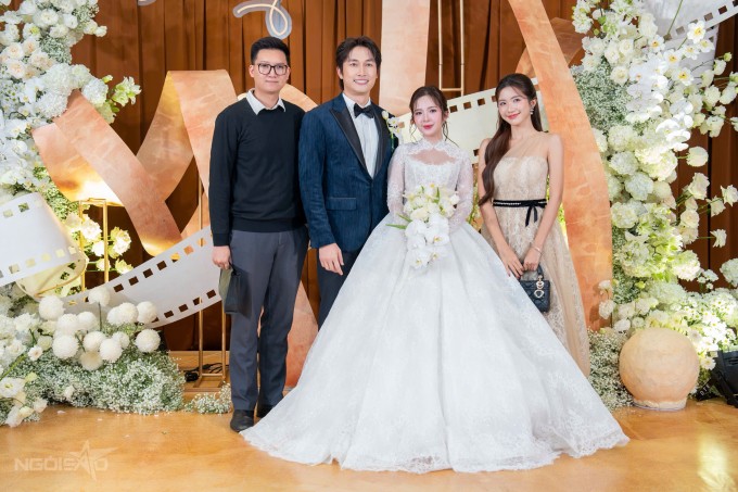 Diễn viên Nguyễn Ngọc Huyền sánh đôi ông xã đến dự cưới.