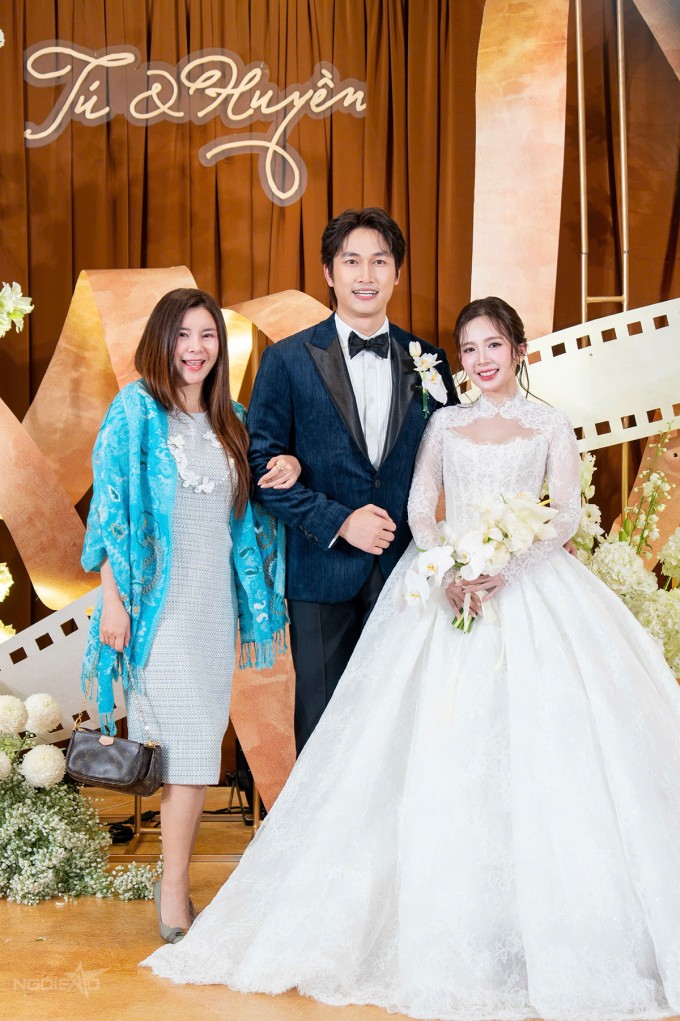 NSƯT Kim Oanh đến chúc mừng hai đàn em. Cô hiện thuộc biên chế của Đài truyền hình Việt Nam, từng cộng tác với các diễn viên trong nhiều dự án.