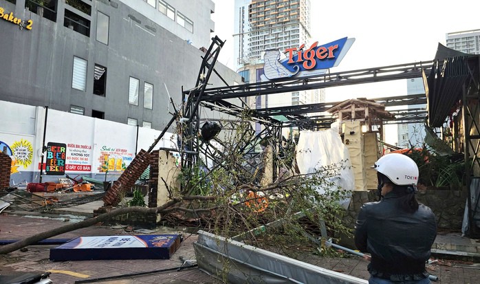 Một quán nhậu trên địa bàn phường Quy Nhơn bị gió cuốn bay, chỉ còn trơ lại khung sắt