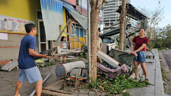 Người dân cố gắng khắc phục hư hỏng sau bão