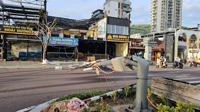 Trụ đèn giao thông đổ gãy hàng loạt tại nhiều tuyến đường