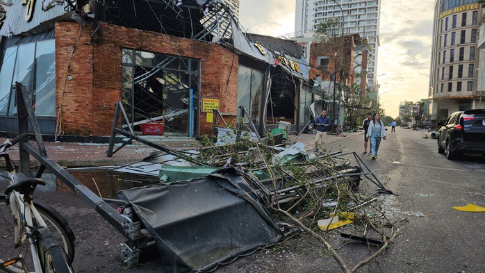 Một ngôi nhà bị gió giật hư hỏng nặng, nhiều đồ đạc bị cuốn phăng ra đường