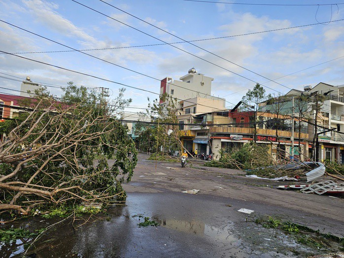 Nhiều tuyến phố đang ngổn ngang sau bão