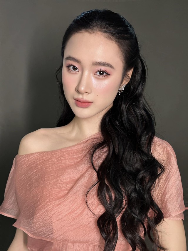 Angela Phương Trinh được khán giả yêu mến gọi bằng cái tên thân mật "bà mẹ nhí" dù rằng cô bé ngày nào hiện nay đã bước sang tuổi 30.