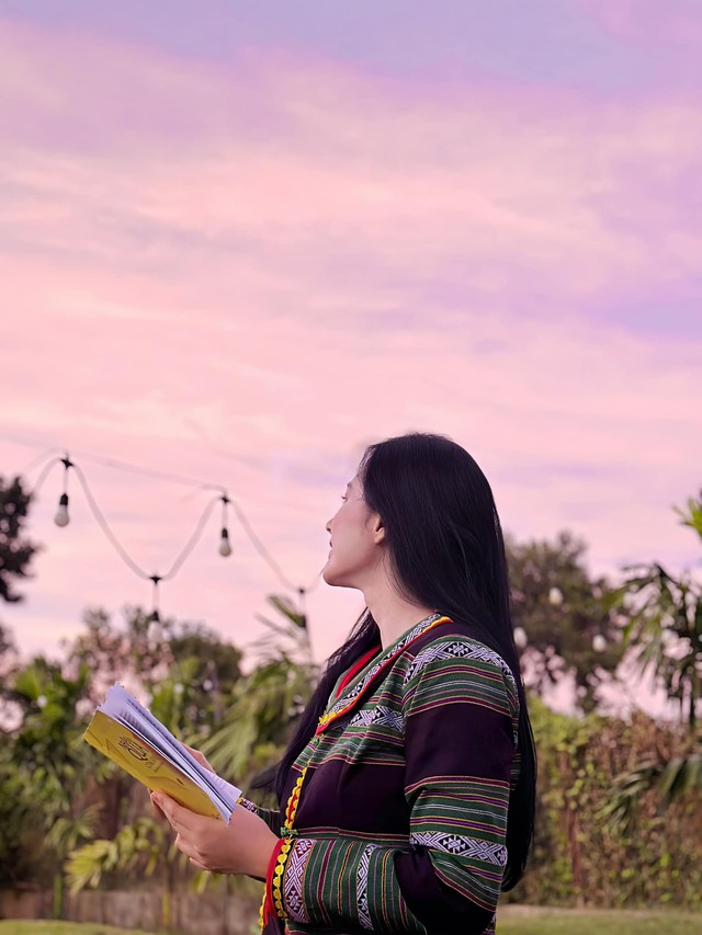 Không chỉ có tài năng diễn xuất, cô gái sinh năm 1995 còn yêu thích lĩnh vực âm nhạc. Đa tài, xinh xắn nên từ nhỏ Angela Phương Trinh có ước mơ lớn với cuộc thi Hoa hậu Việt Nam. Tuy nhiên, khi chưa bước sang tuổi trưởng thành, Angela Phương Trinh đã khiến khán giả thất vọng khi vướng phải một loạt scandal về đời tư.