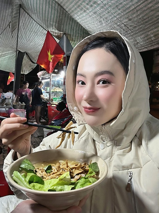 Người đẹp sinh năm 1995 sở hữu gương mặt xinh xắn, hài hòa cùng làn da trắng mịn màng.