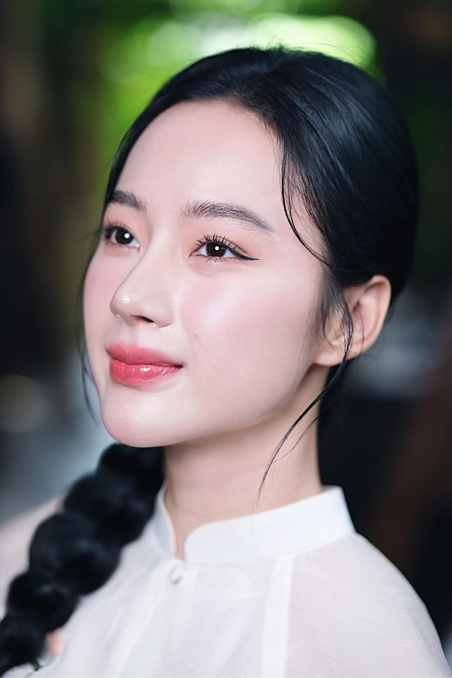 Tuy nhiên, do gặp quá nhiều sóng gió thị phi, Angela Phương Trinh trở nên kín tiếng. Cô yêu thích Thiền và tập gym.