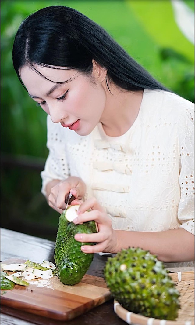 Việc tập gym quá đà cũng là nguyên nhân khiến cho vóc dáng của Angela Phương Trinh thay đổi và không được nữ tính như xưa nữa.