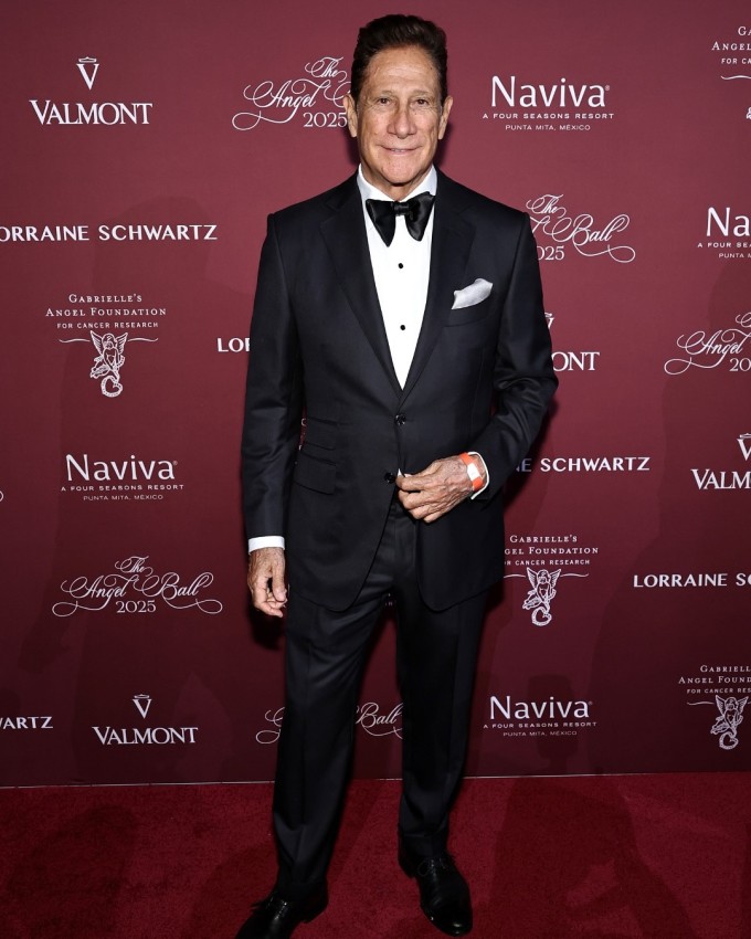 Nicholas Perricone là bác sĩ da liễu, tác giả sách và chuyên gia về dinh dưỡng, nổi tiếng với các phương pháp chống lão hóa thông qua chế độ ăn uống, lối sống và sản phẩm chăm sóc da. Ông là người sáng lập thương hiệu mỹ phẩm Perricone MD.