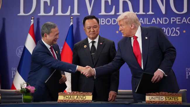 Tổng thống Donald Trump tại lễ ký kết thỏa thuận ngừng bắn giữa Campuchia và Thái Lan. Ảnh: The Washington Post