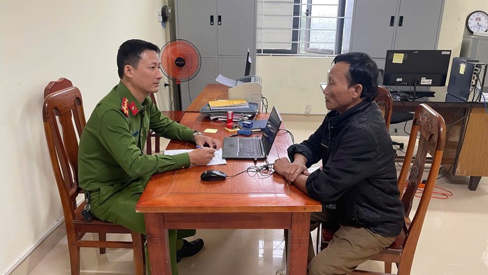 Đối tượng truy nã Võ Hữu Chiến đã đến Công an phường Quảng Trị đầu thú. Ảnh: Anh Tuấn