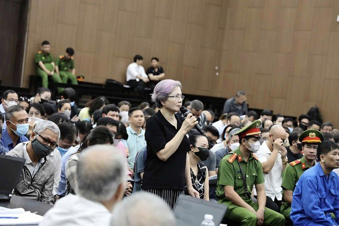 Một "con bạc" lớn tuổi trong vụ án khai báo trước tòa về hành vi của mình.