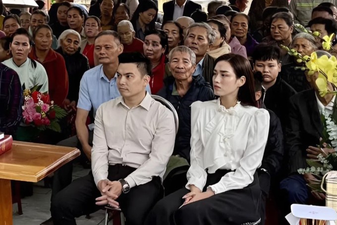 Đỗ Thị Hà được người dân địa phương khen giản dị và dễ gần khi cùng ông xã Viết Vương và các thành viên gia đình chồng làm việc thiện tại quê nhà Quảng Trị. Sau lễ vu quy theo nghi thức truyền thống, vợ chồng cô còn tổ chức tiệc cưới ở Hà Nội vào 9/11.